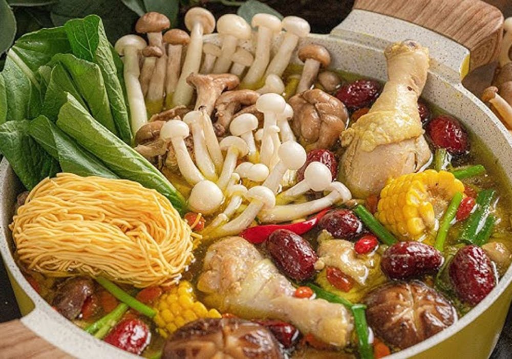 Món lẩu gà nấm thanh đạm, dinh dưỡng