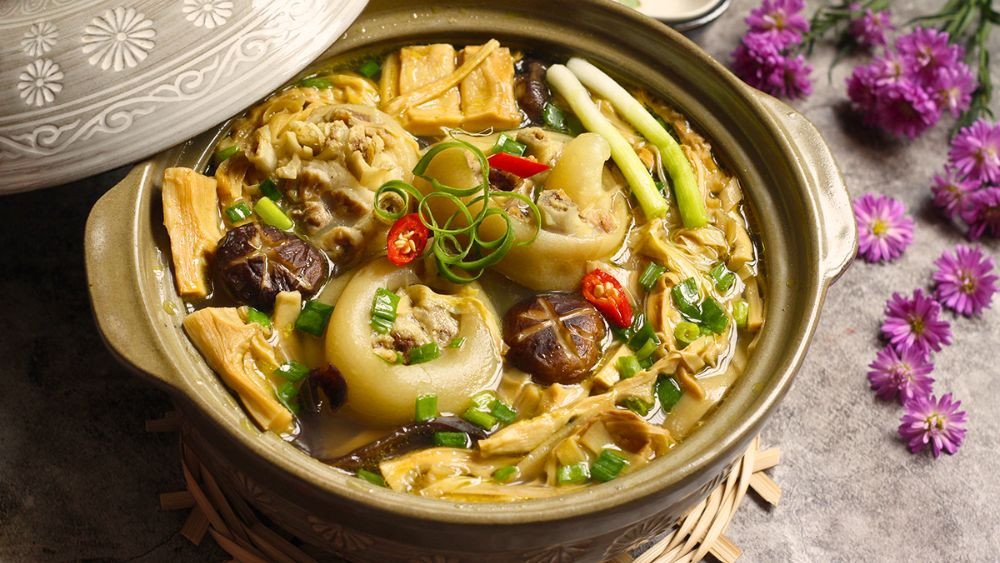 Món móng giò hầm măng khô vàng óng, thơm ngon