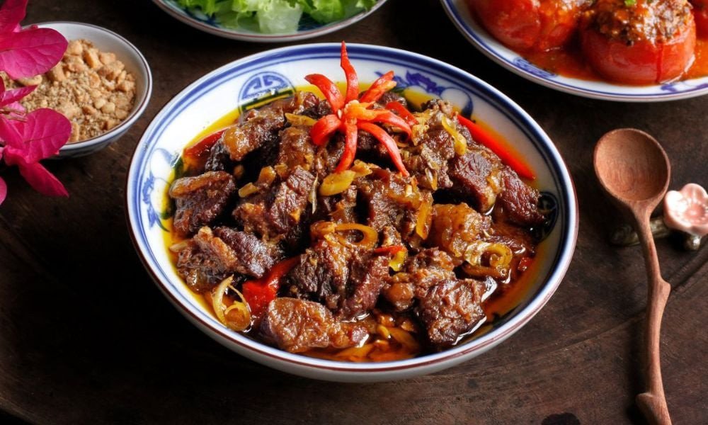 Món nạm bò kho sả ớt màu cánh gián, thịt bò mềm thấm vị cay nồng