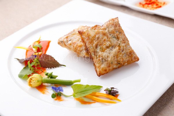 Món nem cua bể vàng giòn, hấp dẫn khi thưởng thức