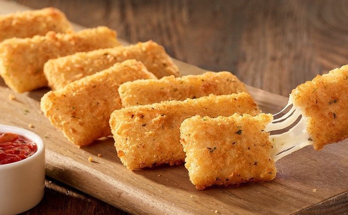Món phô mai que chiên không dầu đã hoàn thành, sẵn sàng thưởng thức