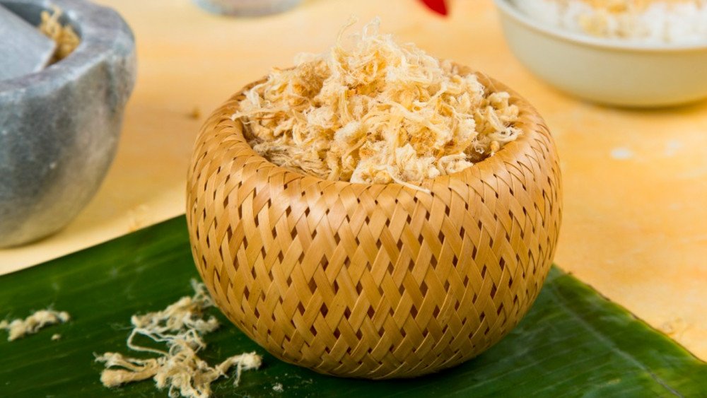 Món ruốc thịt heo thành phẩm tơi xốp, màu vàng đẹp mắt, được bày trong bát sẵn sàng thưởng thức cùng cơm hoặc cháo.