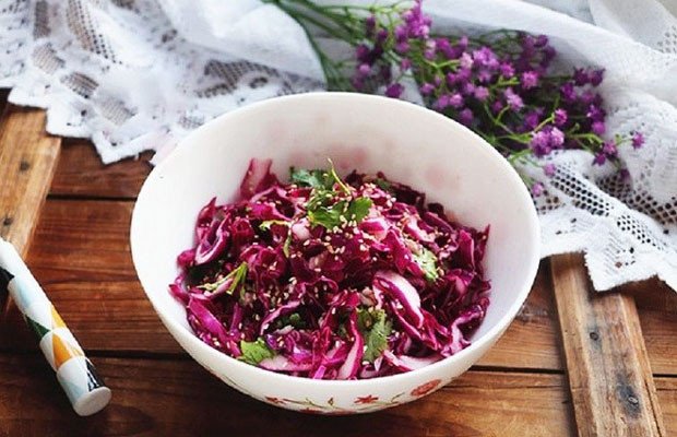 Món salad bắp cải kiểu Nhật với rau củ tươi xanh và hạt mè rang