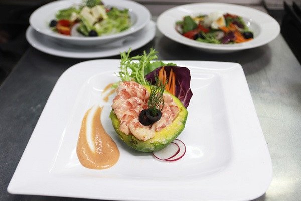 Món salad bơ tôm xốt cocktail hấp dẫn