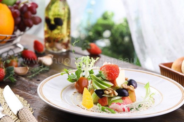 Món salad trái cây và rau xanh tươi mát, giúp giảm cân hiệu quả