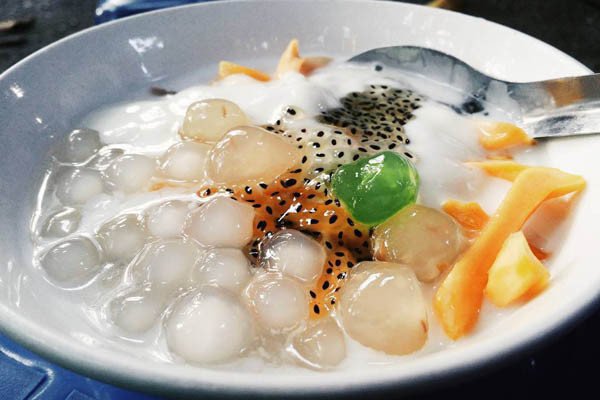 Món sữa chua mít thơm ngon, mát lạnh với nhiều loại topping hấp dẫn.