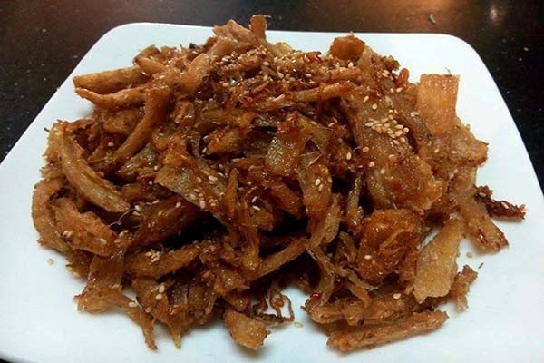 Món sườn chay rim nước tương hấp dẫn, màu vàng cánh gián.