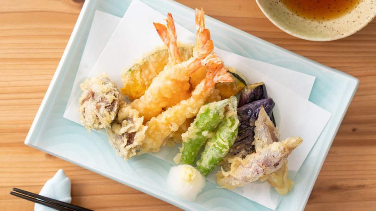 Món tempura Nhật Bản chiên giòn với tôm, rau củ đa dạng thơm ngon