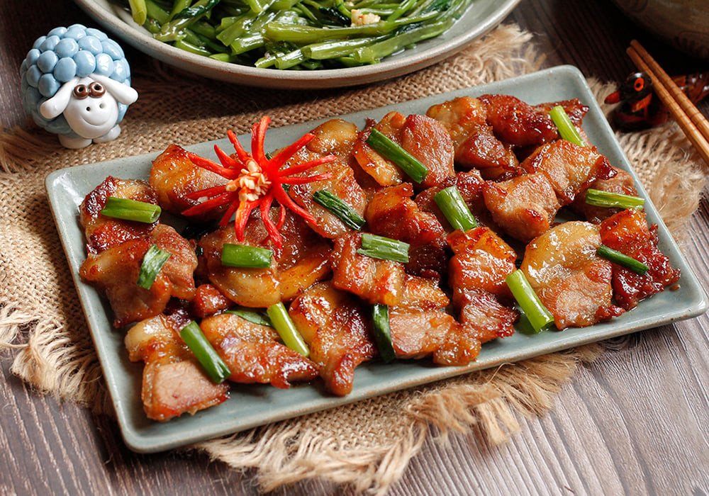 Món thịt ba chỉ rang cháy cạnh vàng óng, thấm vị