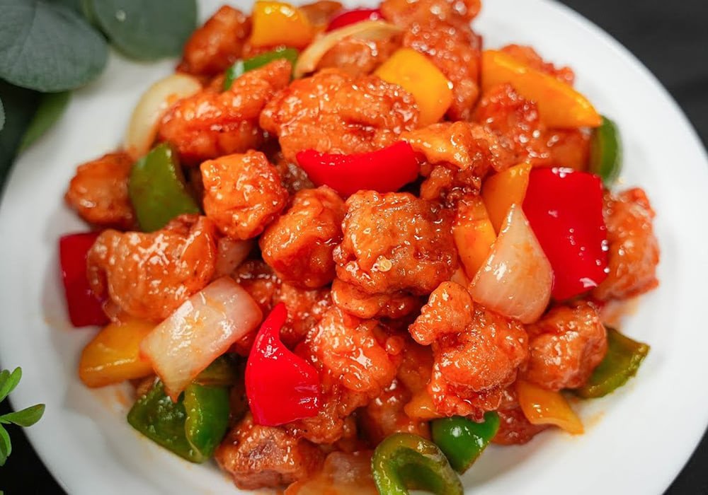 Món thịt gà xào chua ngọt hấp dẫn, màu sắc hài hòa