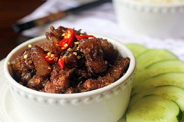 Món thịt heo kho mắm ruốc sả đậm đà, hấp dẫn ăn cùng cơm nóng