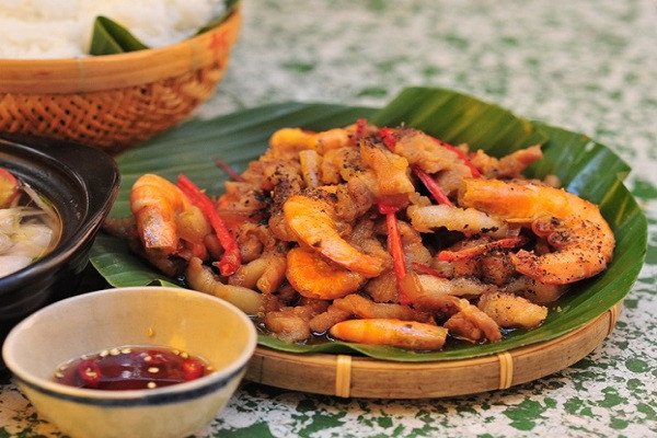 Món thịt kho tôm đậm đà, màu sắc hấp dẫn sau khi rim