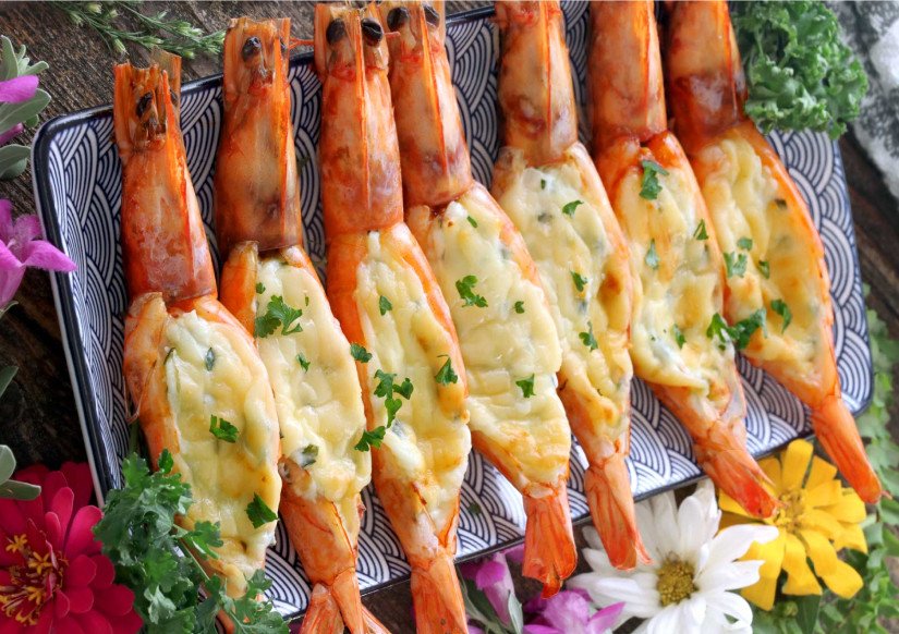Món tôm nướng phô mai thành phẩm vàng óng, hấp dẫn, sẵn sàng thưởng thức từ Nấu Chuẩn Ăn Ngon.