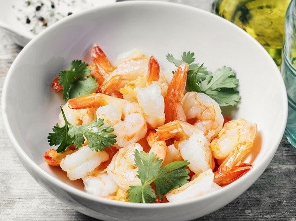 Món tôm trộn rau củ tươi ngon, giàu protein cho thực đơn Eat Clean