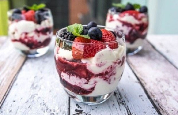 Món tráng miệng Parfait trái cây tươi mát