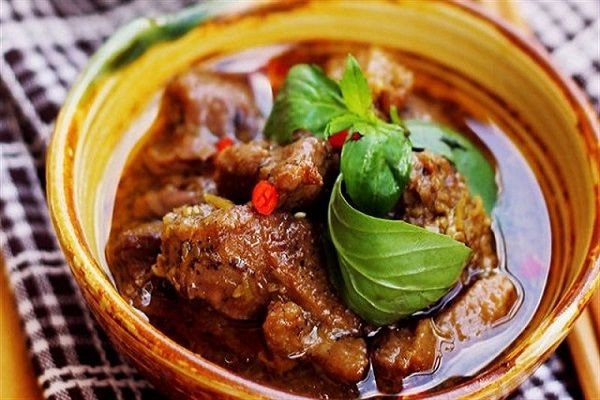 Món vịt kho sả ớt cay nồng đậm đà hương vị