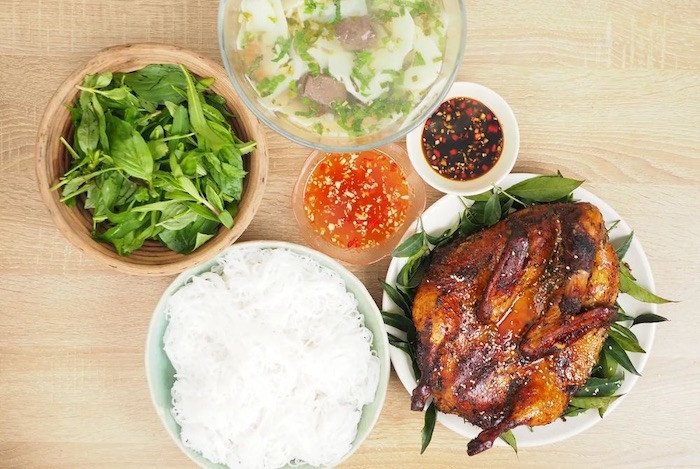 Món vịt nướng lá mắc mật bằng nồi chiên không dầu đã hoàn thành, da vàng giòn
