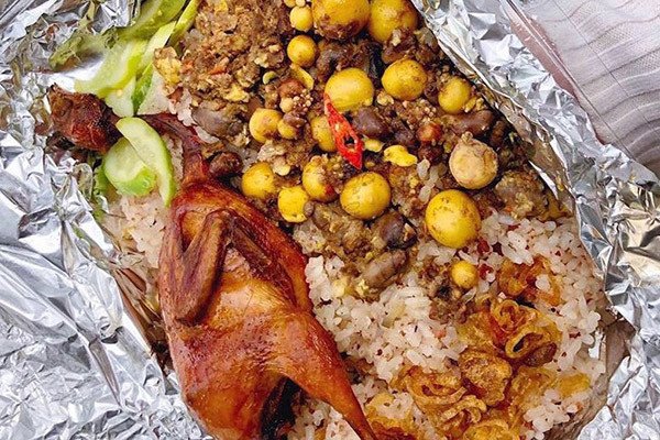 Món xôi chim bồ câu trứng non hấp dẫn, rắc thêm hành phi giòn tan, tăng thêm hương vị.