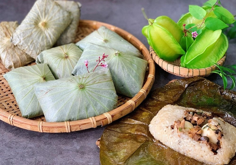 Món xôi gà lá sen truyền thống được gói cẩn thận trong lá sen tươi, tỏa hương thơm dịu nhẹ sau khi hấp