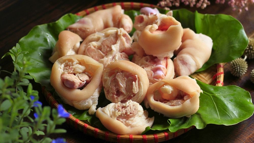 Móng giò heo đã chặt miếng vừa ăn và sơ chế sạch sẽ