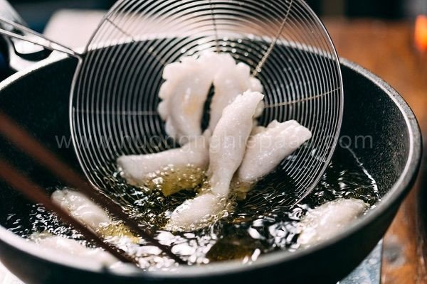 Một đĩa há cảo chiên vàng giòn rụm hấp dẫn, được bày trí đẹp mắt cùng rau sống và nước chấm.
