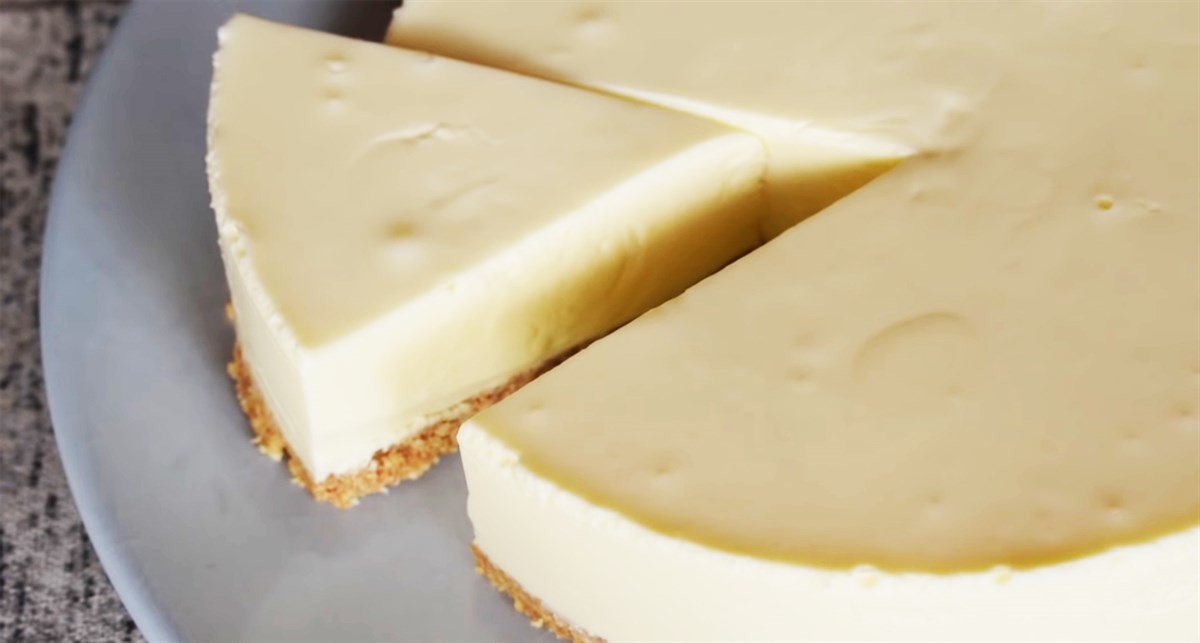 Một lát bánh cheesecake béo ngậy với lớp kem phô mai mịn màng và đế bánh quy giòn
