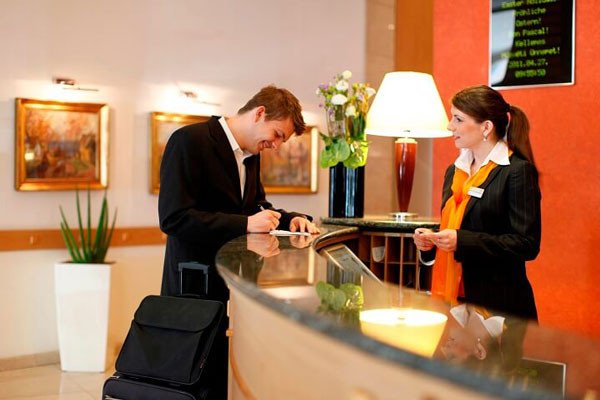Hiểu Rõ Phong Cách Ăn Uống GIT FIT Cho Bếp Nấu Chuẩn Một người phụ nữ tập trung lựa chọn thực đơn, biểu tượng cho việc cá nhân hóa trải nghiệm ẩm thực FIT.