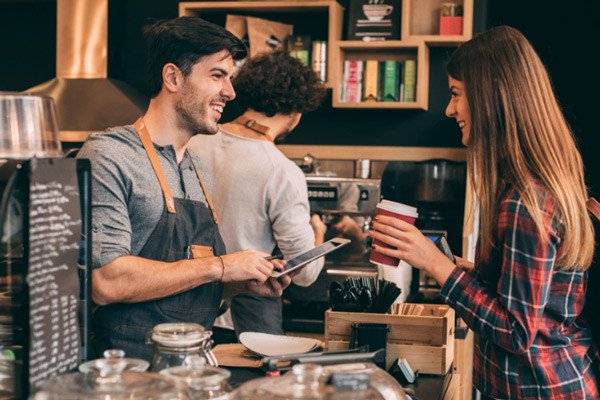 Một nhóm nhân viên đang làm việc chuyên nghiệp tại quầy pha chế, thể hiện chi phí thuê nhân viên cho quán trà sữa