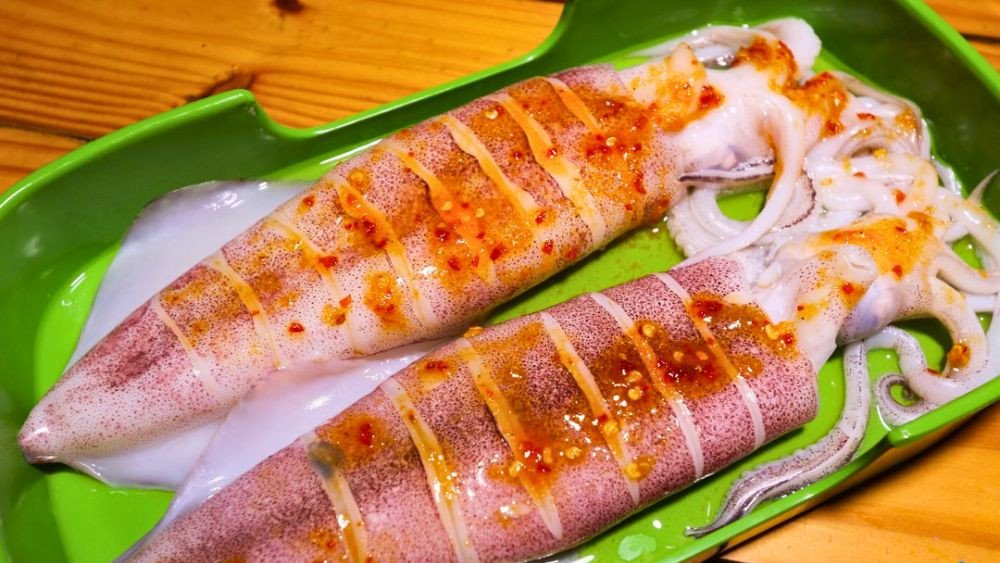 Mực được tẩm ướp gia vị sa tế đậm đà