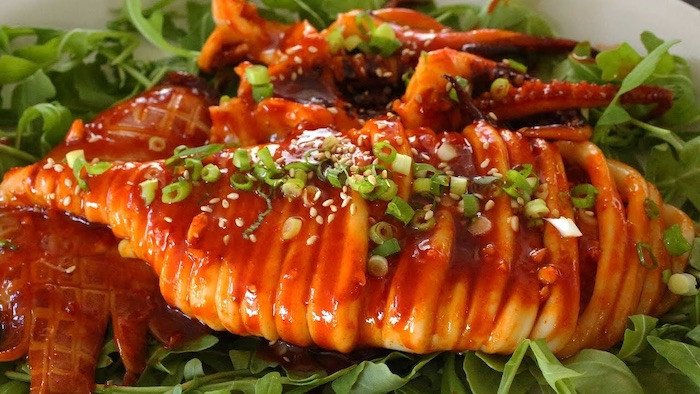 Mực được ướp đều với sốt muối ớt thơm ngon trước khi nướng