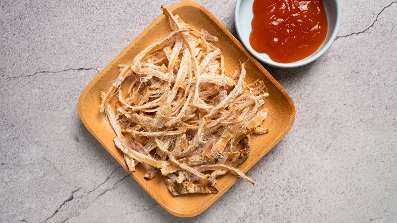 Mực khô đã nướng bằng nồi chiên không dầu xé sợi kèm tương ớt chấm