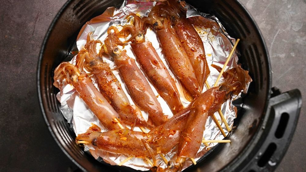 Mực nướng đang chín tới trong lòng nồi chiên không dầu