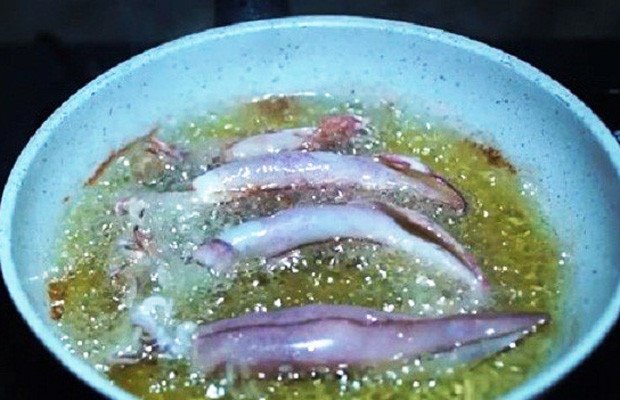 Mực trứng vàng giòn sau khi chiên ngập dầu, sẵn sàng cho công đoạn rim nước mắm