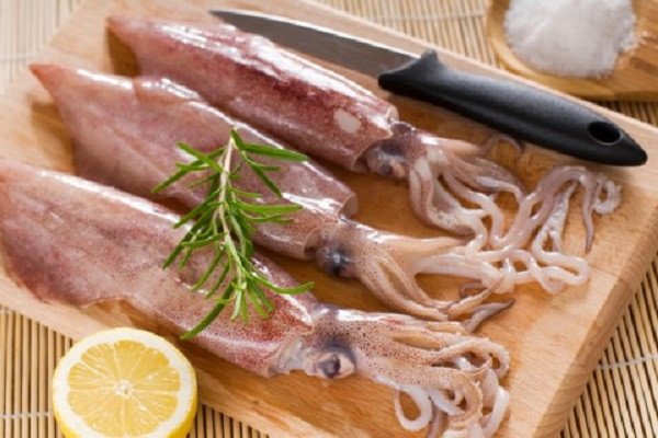 Mực Chiên Nước Mắm: Công Thức Ngon Chuẩn Vị Gia Đình Mực tươi đã được sơ chế sạch sẽ để chuẩn bị cho món chiên nước mắm