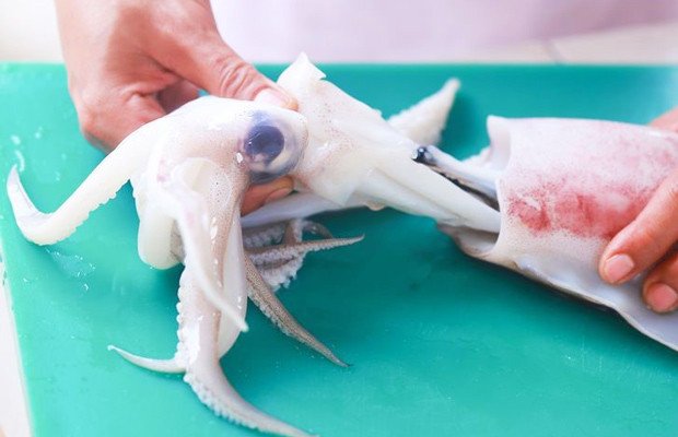 Mực tươi được sơ chế sạch sẽ, bỏ ruột và mai, chuẩn bị cho món mực chiên nước mắm