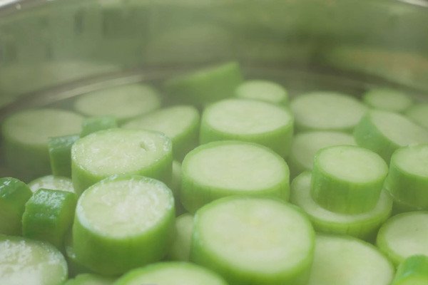 Mướp được trộn với dầu ăn và hấp sơ 3 phút trước khi xào nhanh với lòng gà