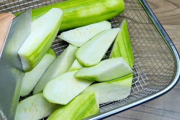 Mướp hương tươi xanh đã gọt vỏ, sẵn sàng chế biến món lòng gà xào mướp