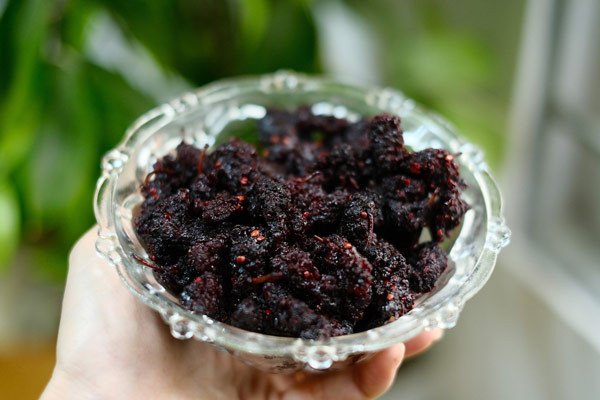 Mứt dâu tằm tự làm sánh mịn, màu sắc hấp dẫn, sẵn sàng thưởng thức hoặc dùng làm nhân bánh