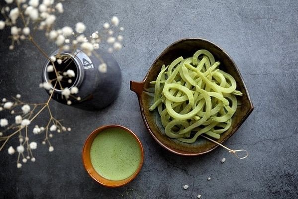 Mứt dừa lá dứa màu xanh non độc đáo