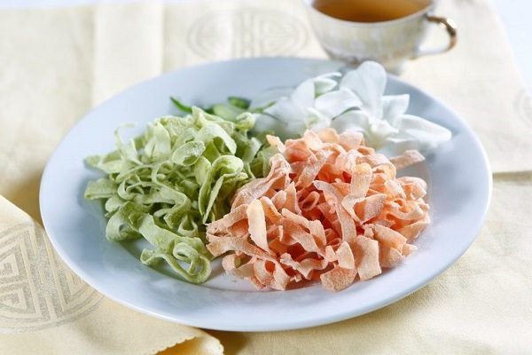 Mứt dừa sau khi sên, đường đã kết tinh bao phủ