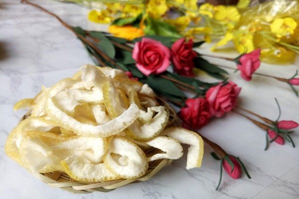 Mứt vỏ bưởi sấy khô vàng óng, thơm ngon, món ăn vặt tốt cho sức khỏe