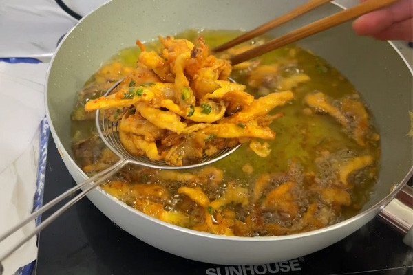 Nấm bào ngư chiên vàng giòn làm topping hủ tiếu chay