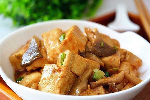 Nấm bào ngư kho đậu hũ chay thanh đạm với màu sắc hấp dẫn, phù hợp cho bữa cơm gia đình Việt