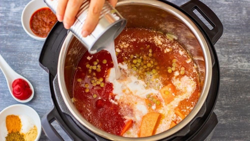 Nấu cà ri gà nước cốt dừa sánh mịn, thơm lừng