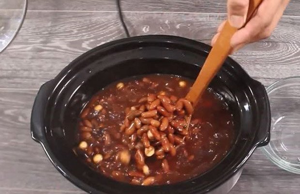 Nấu các nguyên liệu chè đậu đỏ hạt sen trần bì