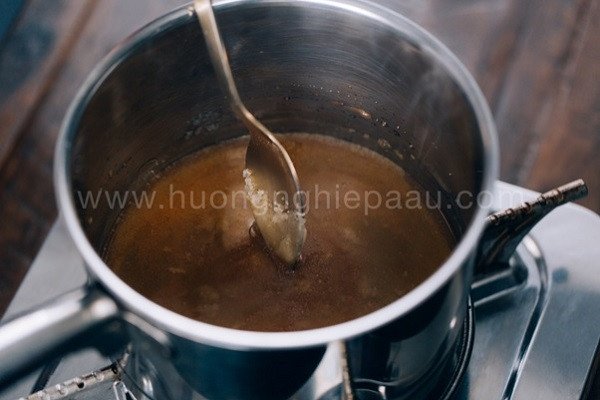 Nấu caramel cho món bánh Flan bằng nồi chiên không dầu
