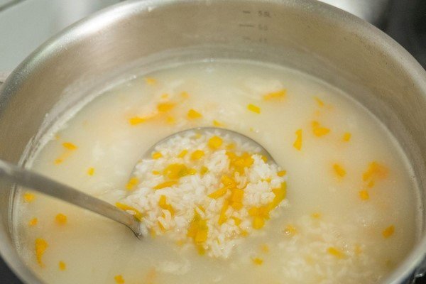 Nấu cháo bí đỏ thịt băm cho bé với độ sánh mịn