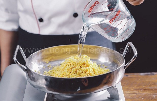 Nấu đậu xanh làm nhân bánh ít trần bùi béo