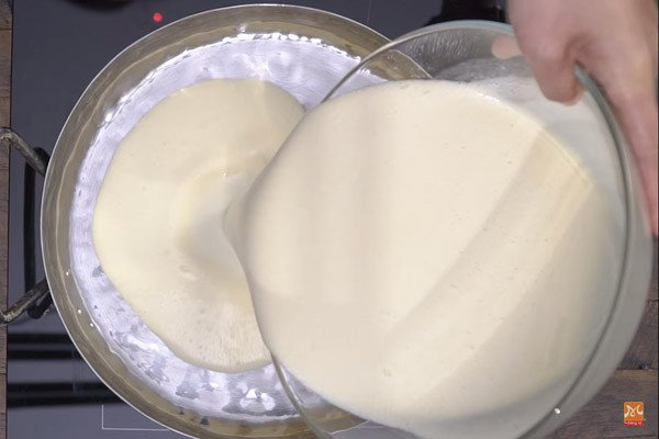 Nấu hỗn hợp kem sữa trà xanh thơm ngon