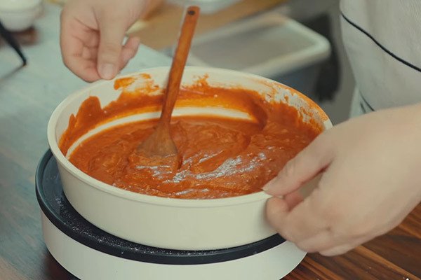 Nấu hỗn hợp sốt Tokbokki cay